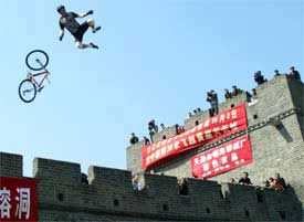 guy jumping over the Great Wall of China on a BMX (fatal)